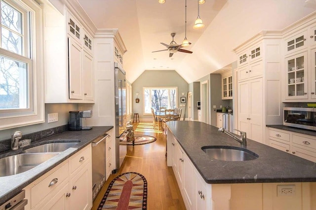 385 Barnes Rd, Oak Bluffs, MA 02557 - kitchen featuring appliances with stainless steel finishes, a sink, ceiling fan, a center island with sink, and vaulted ceiling