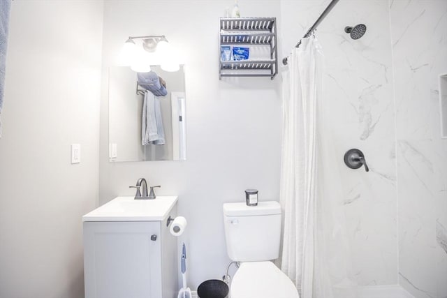 bathroom featuring a shower with curtain, vanity, and toilet