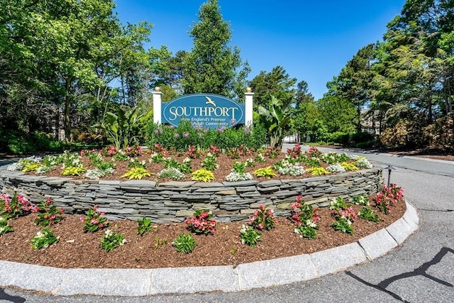 view of community / neighborhood sign