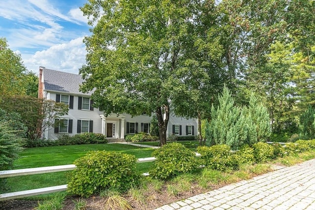 view of front facade featuring a front yard