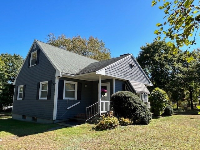 view of front of house featuring a front yard