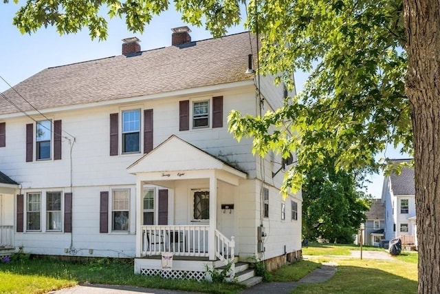 view of front of home featuring a front lawn