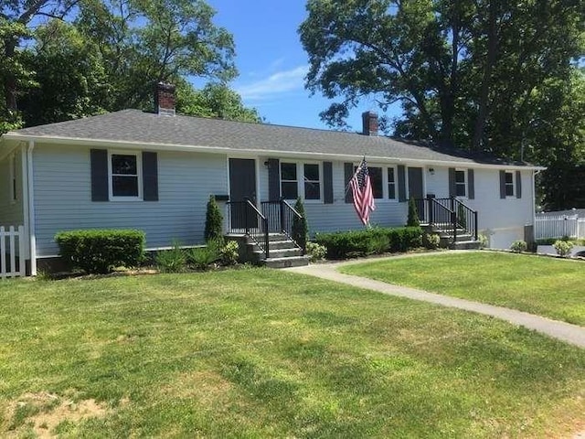 ranch-style home featuring a front lawn