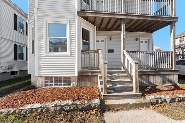 property entrance featuring a balcony