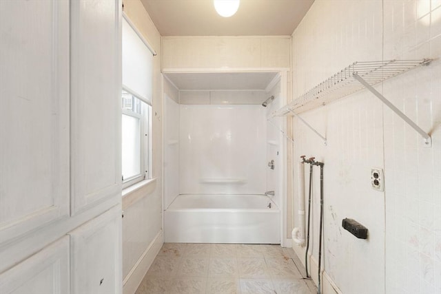 bathroom with tub / shower combination