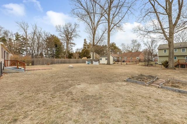 view of yard featuring a shed