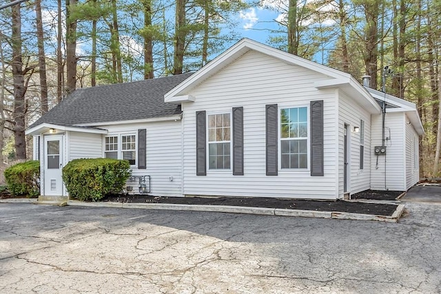 view of front of house featuring a shingled roof