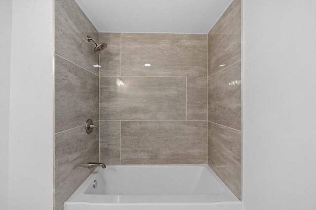 bathroom with washtub / shower combination