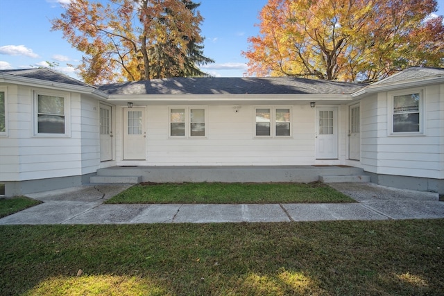 ranch-style house featuring a front lawn