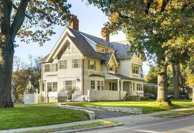 view of front facade featuring a front lawn