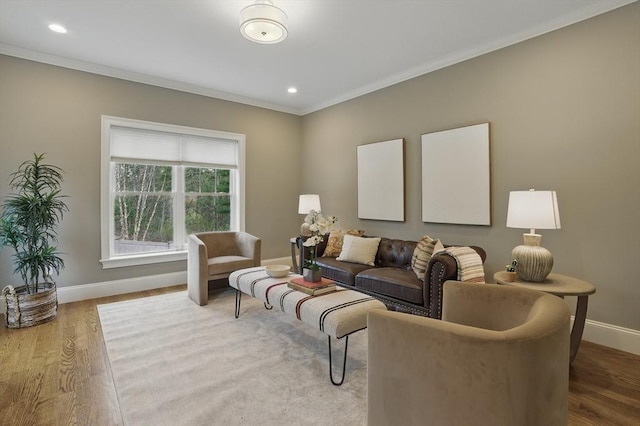living area with baseboards, ornamental molding, recessed lighting, and wood finished floors