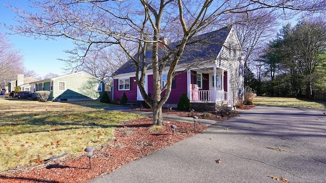 view of front of property featuring a front yard