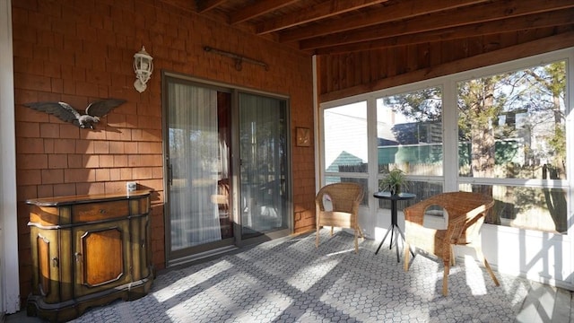 sunroom with ceiling fan