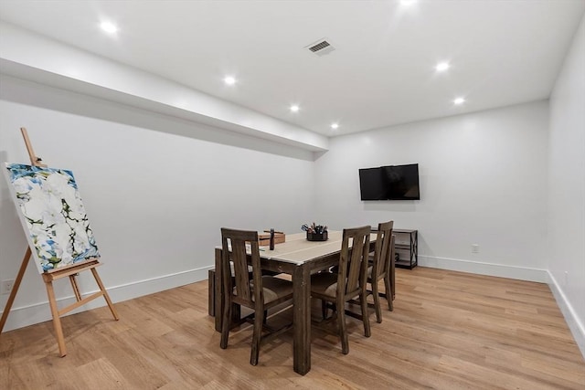 dining room with recessed lighting, visible vents, light wood finished floors, and baseboards