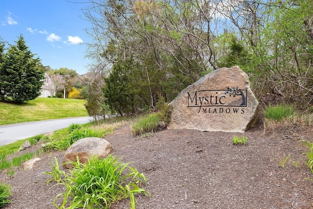 community / neighborhood sign with a lawn