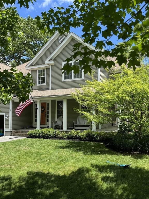 10 Londonderry Ln, Georgetown, MA 01833 - view of front facade with covered porch and a front lawn