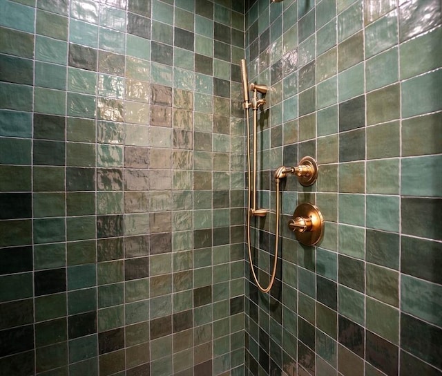 full bathroom featuring a tile shower