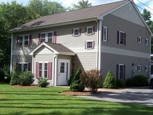 view of front of property featuring a front yard