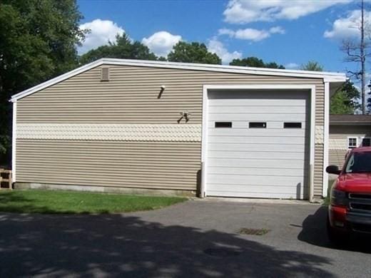 view of detached garage