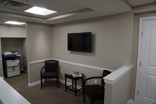 living area with carpet, a raised ceiling, visible vents, and baseboards