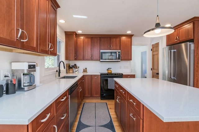 kitchen featuring stainless steel appliances, a kitchen island, a sink, light wood-style floors, and light countertops