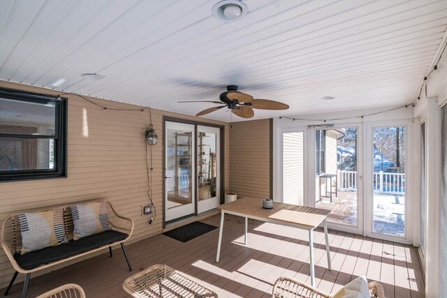 sunroom / solarium with a ceiling fan