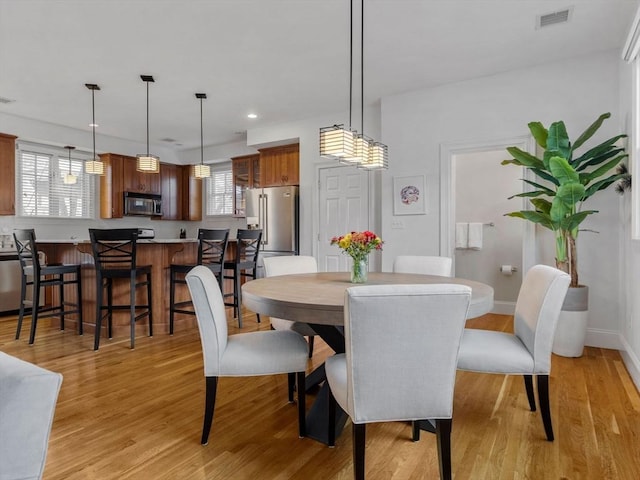 dining area featuring recessed lighting, visible vents, baseboards, and light wood-style flooring