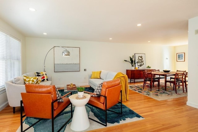 living area featuring light wood finished floors, baseboards, and recessed lighting