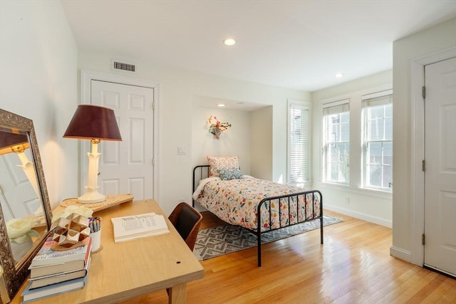 bedroom with light wood-style flooring, visible vents, baseboards, and recessed lighting