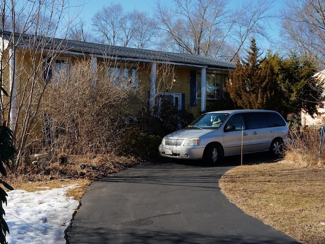 view of front of property featuring aphalt driveway