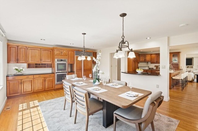 dining space featuring recessed lighting, baseboards, light wood finished floors, and visible vents