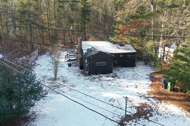 view of yard featuring a storage shed