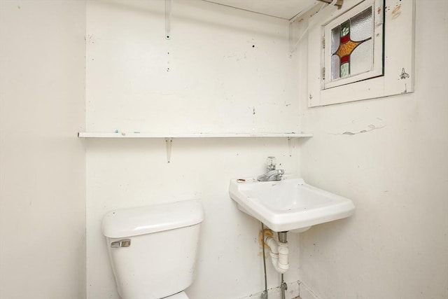 bathroom featuring toilet and sink