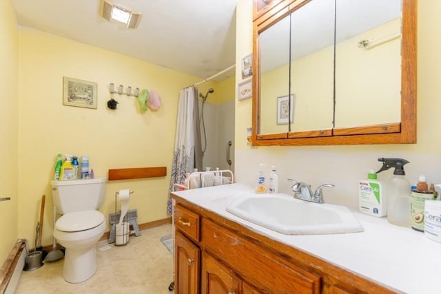 bathroom with baseboards, visible vents, a shower with shower curtain, toilet, and vanity