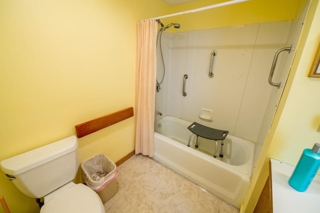 full bath featuring baseboards, shower / tub combo with curtain, and toilet