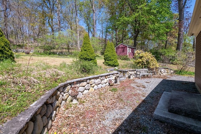 view of yard featuring an outbuilding