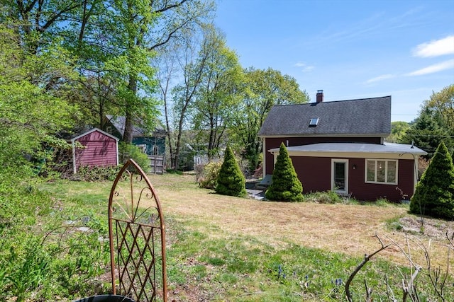 view of yard with an outdoor structure and a storage shed