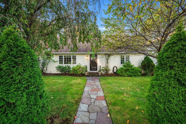 view of front of property featuring a front yard