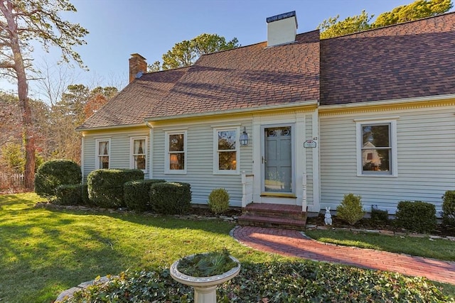 view of front of home featuring a front yard