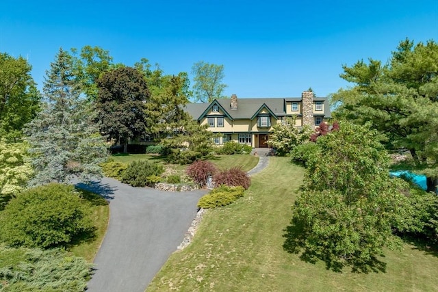 view of front of house featuring a front lawn
