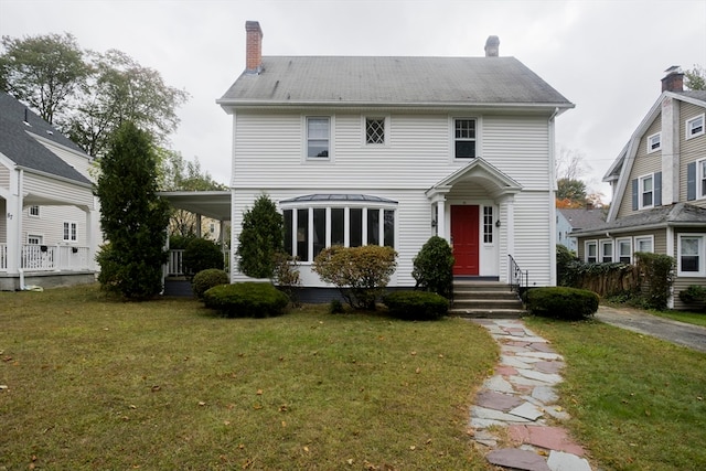 view of front of property featuring a front lawn