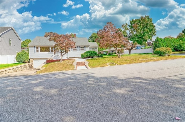 view of front of home featuring a front yard