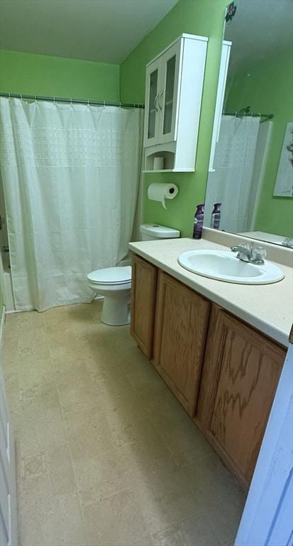 full bathroom featuring vanity, shower / bathtub combination with curtain, and toilet