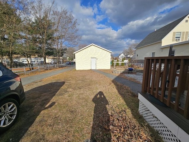 view of yard with an outbuilding