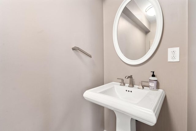 bathroom featuring a sink