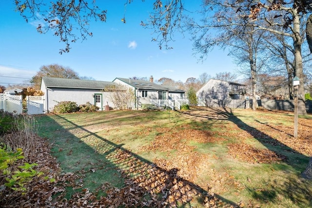 view of front of house featuring a front yard and fence