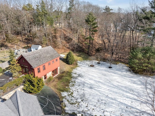 birds eye view of property featuring a forest view