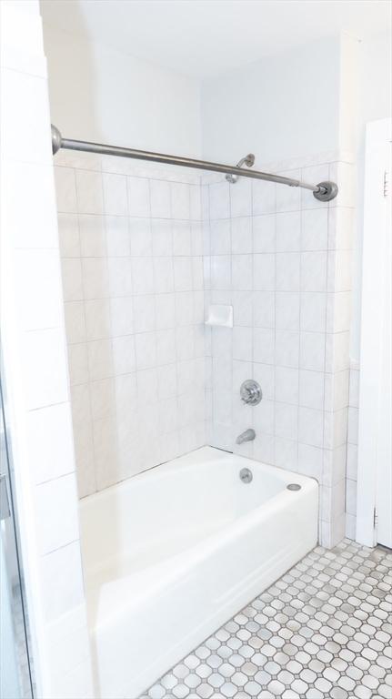 bathroom with shower / washtub combination