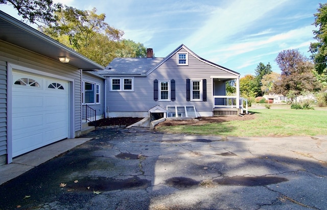 view of front of property featuring a front yard and a garage