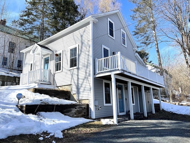 view of front of home featuring a balcony